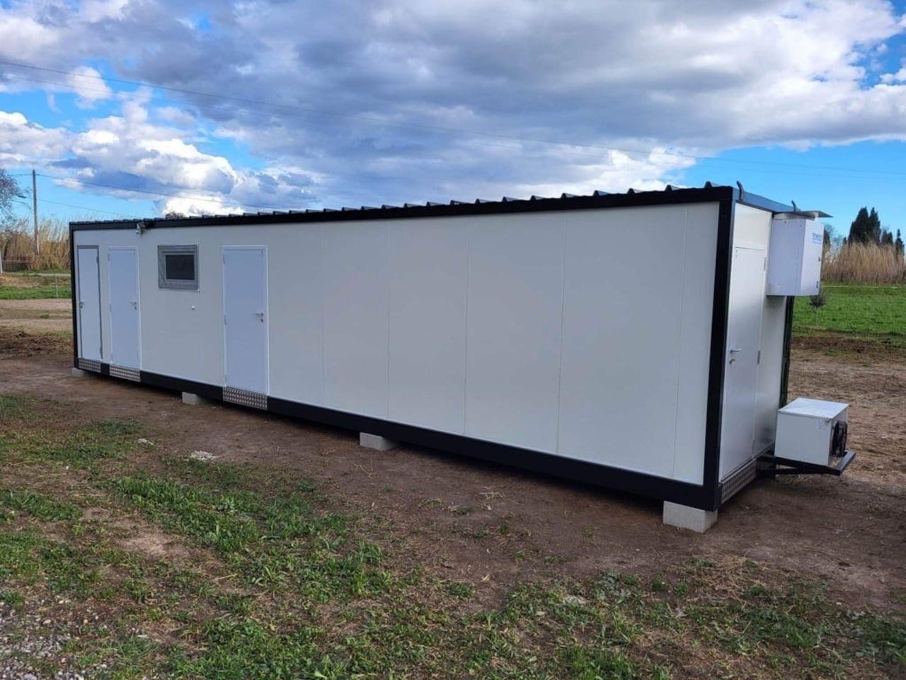 Module modulaire pour l’abattage de volailles conçu par SO'ADJE, respectant la réglementation et offrant des postes de travail ergonomiques.
