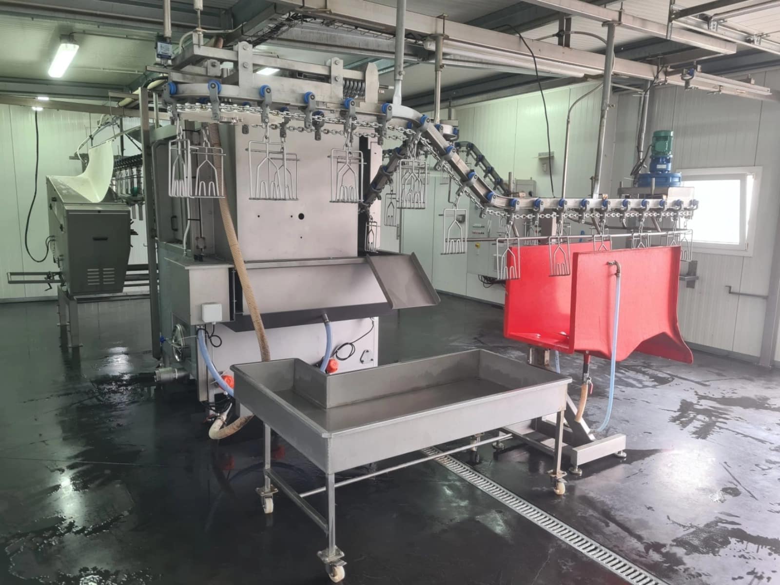 Équipements d’abattage disponibles chez SO'ADJE à Plédran, incluant laveuses, plumeuses et autres machines adaptées aux besoins des abattoirs de volailles.