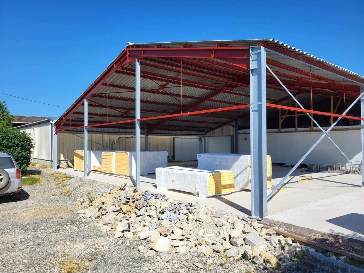 Création d’espaces sur mesure en panneaux isolés par SO'ADJE, incluant l’agencement d’ateliers et salles blanches pour le secteur agroalimentaire.