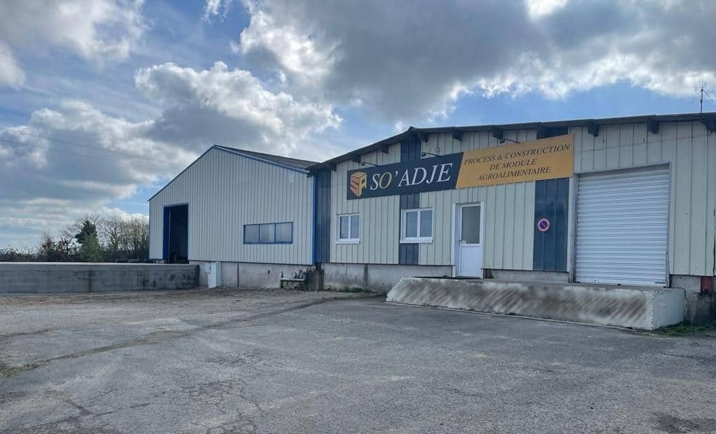 Vue extérieure de l’entreprise SO'ADJE, spécialisée dans le matériel d’abattage de volailles, située à Plédran, Bretagne.